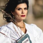 Yuliya Solomonova Instagram - Сола Монова. Dubai. 3 апреля. Поэтический квартирник в CHALET BEREZKA. Камерный вечер для любителей интеллектуального юмора и трогательной лирики. Бронь столов What’sApp 971 52 156 7405 . . С пристани спугну чаек, В лавочке куплю специй. Я в тебе души не чаю – Я тебя кормлю сердцем. Как тебе подать? С кровью? Сладко ли тебе? Терпко? Если заболит – скрою, Всё оно теперь стерпит. Осень охладит волны. Выветрится пуд соли. Будет ли любовь полной, Если никакой боли? #солаМонова #стихи #лирика