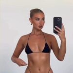 Yuliya Solomonova Instagram - Заказали винчика с пончиком, С тёпленьким, вот-вот из печи. Каждый со своим телефончиком – Хорошо сидим и молчим. Письма, сообщения, фоточки – Цифровая псевдовозня. Окна на экране, как форточки Хлопают, и жуткий сквозняк. Кто часы проводит за тыканьем, У того заглавный вопрос: «Как же там относишься ты ко мне? Ты прокомментировал пост? Ты поставил лайки на новое, Оценил мой жизненный стиль?» Плещется в бокале вино моё, Пончик на тарелке блестит – Натюрморт, достойный внимания. – Погоди, не ешь, извини… Это – не какая-то мания, Это – электронный дневник. Батареи датчик совсем иссяк, Каждому – к себе на район, Может напоследок заселфимся? Мы ведь всё же были вдвоем! #солаМонова #стихи Международная подборочка из сети:))) какая шуточка зашла ?