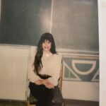 Yuliya Solomonova Instagram - В глубокой ночи освещает плед Квадрат моего экрана. Я помню, мне было 15 лет, И не было Инстаграма. Не ставили лайков на мой живот, Красивый и очень плоский, И был девяносто какой-то год И спирт на разлив в киоске. Палёного спирта текла река, Кассетник ругался фоном, Я видела только издалека Мобильные телефоны У хмурых братков и роскошных дам В ботфортах на босу ногу – То были отчаянные года И культовые для многих. Кого-то убили, а кто-то скис От мака или от водки, Папаши латали свои носки, Мамаши – свои колготки, Подростки лечили свои угри И много воображали, А Танька учила меня курить У школы за гаражами. Мы с Танькой не знали о соцсетях, Фолловерах или троллях, Мы с Танькой хотели курить взатяг И шибаться без контроля, Всё было понятно: что жизнь – игра, А Пашка Карманов – гений, И нам показался бы Инстаграм Какой-то дурацкой хренью. А Пашка Карманов читал с трудом И тырил в трамваях цацки, На трубах в подвале устроил дом И всех угощал по-царски, Он пел о принцессах до хрипоты, Как хочется целовать их, И лезли на песню в подвал коты И грелись на стекловате, И капало с этих горячих труб, И пахло довольно гнусно, И будь у меня хоть какой Ютуб, Вы б знали его искусство, Поскольку на Пашку ходили все, Спускаясь во тьму и влажность, И Пашка бы точно тогда не сел За чей-то пустой бумажник… Сегодня в Сети – всевозможный шлак И много хороших песен. Я Пашку искала, но не нашла, Наверное, мир не тесен, Звенел алюминий вай-фай-антенн, Гудел мировой процессор, Вбивала хештеги – валил контент, Но только не те принцессы… А тех, из подвала, простыл и след, И это ничуть не странно. Принцессы рулили в пятнадцать лет – В эпоху без Инстаграма! . Поймала себя на том, что популярный сериал смотрю глазами матери. Господи, не дай Бог. Пусть мои дети попадут в тупой мир Барби из прошлого хита. ЗЫ. Мальчики-актеры великолепны. #солаМонова #стихи #90s #словопацана