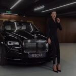 Yuliya Solomonova Instagram - Заказали винчика с пончиком, С тёпленьким, вот-вот из печи. Каждый со своим телефончиком – Хорошо сидим и молчим. Письма, сообщения, фоточки – Цифровая псевдовозня. Окна на экране, как форточки Хлопают, и жуткий сквозняк. Кто часы проводит за тыканьем, У того заглавный вопрос: «Как же там относишься ты ко мне? Ты прокомментировал пост? Ты поставил лайки на новое, Оценил мой жизненный стиль?» Плещется в бокале вино моё, Пончик на тарелке блестит – Натюрморт, достойный внимания. – Погоди, не ешь, извини… Это – не какая-то мания, Это – электронный дневник. Батареи датчик совсем иссяк, Каждому – к себе на район, Может напоследок заселфимся? Мы ведь всё же были вдвоем! #солаМонова #стихи Международная подборочка из сети:))) какая шуточка зашла ?