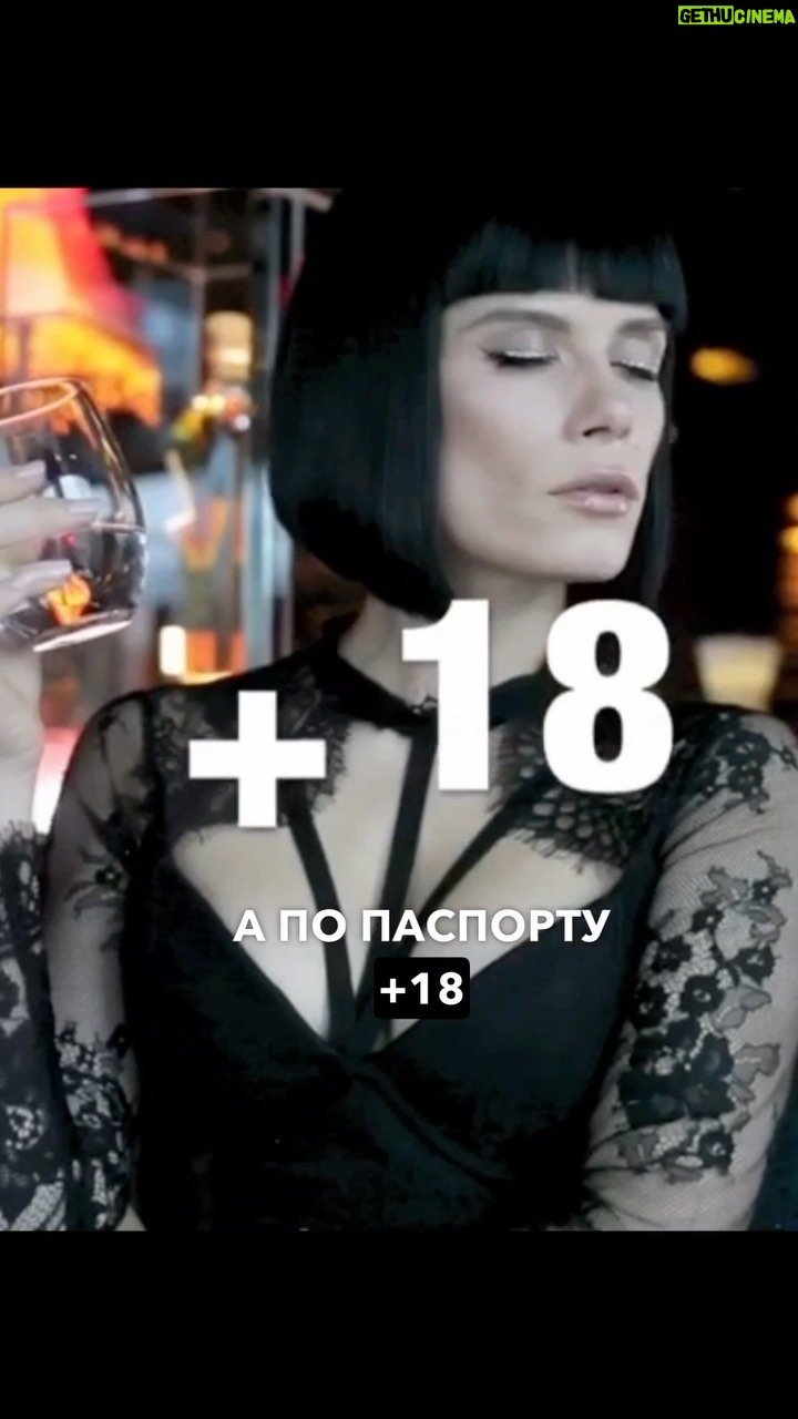 Yuliya Solomonova Instagram - Я прекрасна, я просто богиня, Я могу соблазнить короля, Хоть разденьте меня до бикини, Хоть оденьте меня в соболя. Я богемно могу изъясняться: Не сморкаюсь, не ржу, не плююсь, А по паспорту – плюс восемнадцать. Восемнадцать и маленький плюс. Окружи меня нежной заботой, Дай мне больше защиты и ласк. Заслужи меня и заработай Плюсик в карму и полный релакс. Я безумнее Наполеона! Для любви я готова на всё! Тот, кто вложит в меня миллионы, – Отвечаю, ему повезёт! Я лечу в отношения птицей, Я хватаюсь за каждую нить! А вокруг – мудаки и тупицы, И не могут меня оценить! #соламонова #стихи #япишустихи #идеальнаяженщина