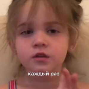 Yuliya Solomonova Instagram - Я пишу из красивого места
В нашей лесостепной полосе,
Потому что ты лодырь и бездарь,
И на море не возишь, как все.

Почесался, зубами полязгал,
В телефонную книгу залез,
Раздобыл мотоцикл с коляской
И увёз меня в сказочный лес.

И теперь у меня в Инстаграме –
Суперфотки! По коже мороз!
И весёлая речка с бобрами,
И укусы рассерженных ос,

И нудистские сцены в осоке,
И поездка за водкой в район,
Небосвод бесконечно высокий
С улетающим вдаль вороньём.

Что мне пляжи отелей «Хаяттов»,
Бутиков соболя и ажур?
Выйду в поле в костюме наяды
И курортникам фак покажу!

А налюбимся – ляжем валетом,
Попаду тебе пяткою в бровь,
Чтобы жабрами чувствовал лето

И мою к тебе, милый, любовь!

#солаМонова #лето
.
ЗЫ. если вы знаете авторов видео, отмечайте в комментах. Все видео прислали добрые читатели со всего мира:)))