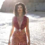 Yuliya Solomonova Instagram - Цвет или ч/б? Прошлого не вернёшь, и не исправишь, Съедены соли пуд, и два пуда перца. Мне б тебе подыграть, да нету клавиш, Мне б тебя полюбить, да нету сердца. . Полностью отмерло. Есть и могилка, Но замело пути на ту вершину... А у меня в груди - теперь копилка, Если кто разобьёт - куплю машину. . Сяду сама за руль, поеду к морю, Будто я молода, будто невеста. Мне бы спросить совет, да нету горя, Мне б тебя подвезти, да нету места. . Можно в багажник, но лучше не надо, Я ещё так живых не перевозила, Мне б тебя отравить, да нету яда, . Мне б тебя позабыть, да нету силы! . #СолаМонова #стихи #копилка #taish