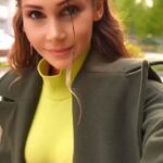 Yuliya Solomonova Instagram - Я пишу из красивого места В нашей лесостепной полосе, Потому что ты лодырь и бездарь, И на море не возишь, как все. Почесался, зубами полязгал, В телефонную книгу залез, Раздобыл мотоцикл с коляской И увёз меня в сказочный лес. И теперь у меня в Инстаграме – Суперфотки! По коже мороз! И весёлая речка с бобрами, И укусы рассерженных ос, И нудистские сцены в осоке, И поездка за водкой в район, Небосвод бесконечно высокий С улетающим вдаль вороньём. Что мне пляжи отелей «Хаяттов», Бутиков соболя и ажур? Выйду в поле в костюме наяды И курортникам фак покажу! А налюбимся – ляжем валетом, Попаду тебе пяткою в бровь, Чтобы жабрами чувствовал лето И мою к тебе, милый, любовь! #солаМонова #лето . ЗЫ. если вы знаете авторов видео, отмечайте в комментах. Все видео прислали добрые читатели со всего мира:)))