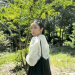 Yumi Adachi Instagram - 💚🤍💚 白いブラウス。 好きなシルエット。 @torico_wear