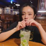 Yumi Adachi Instagram - 💙🖤💙 ある日の。 子供達とおデートの夜。 ノンアルモヒート🌿