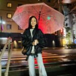Yumi Adachi Instagram - ❣️❣️❣️ 雨がつづくなぁ。 子供にとって、 水溜まりは遊び場❣️