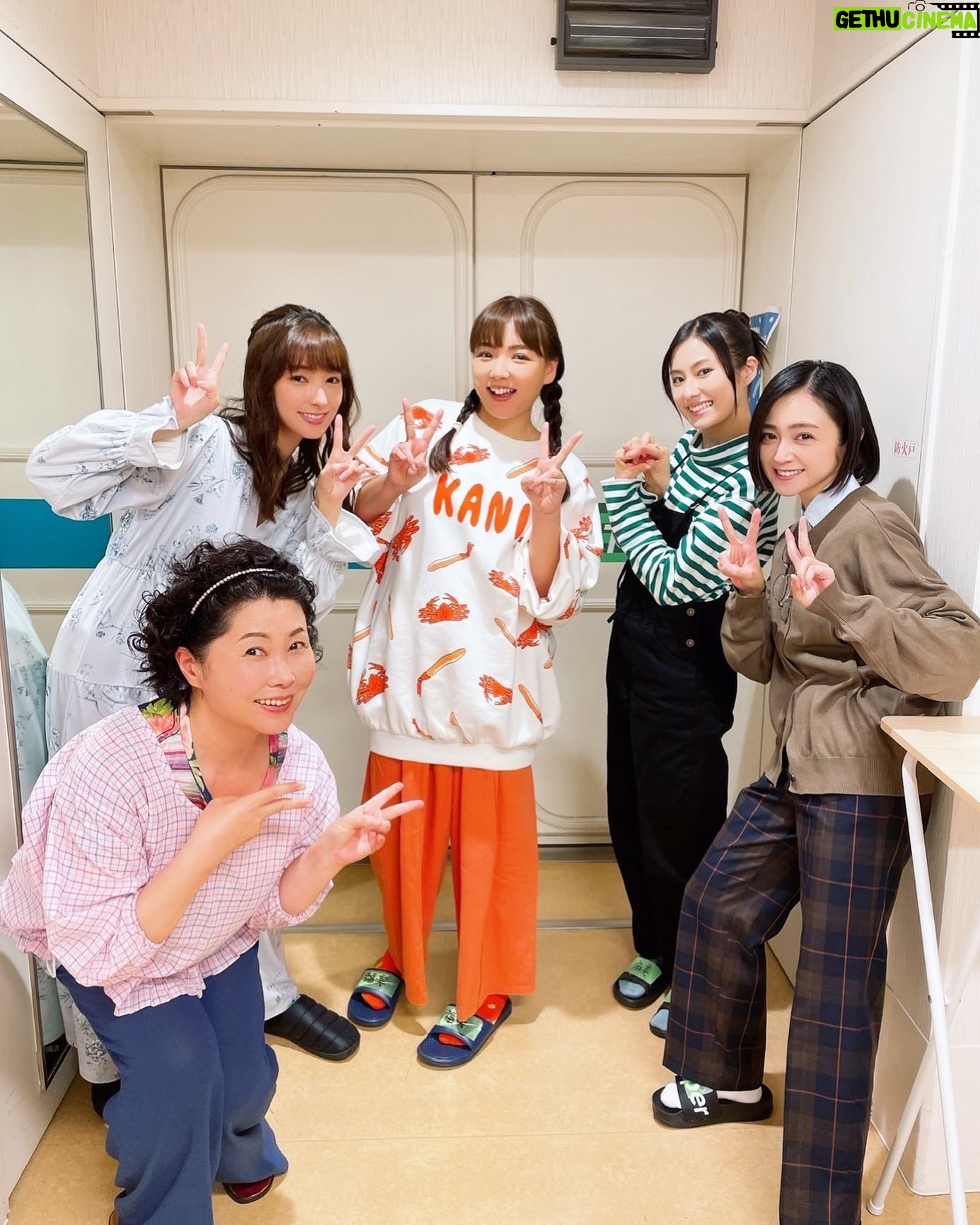 Yumi Adachi Instagram - 💗💙🧡💚🤎 #ザトラベルナース 第6話!今夜21時から! 今日は塔子(寺島しのぶさん)の回だ!
