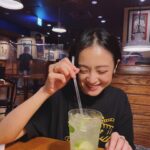 Yumi Adachi Instagram - 💙🖤💙 ある日の。 子供達とおデートの夜。 ノンアルモヒート🌿