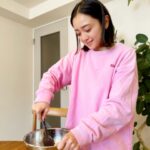 Yumi Adachi Instagram - 🩷🩷🩷 我が家のお気楽高2女子と、 お菓子を試作。 デコに青筋たてて生地をこねる母。
