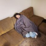 Yumi Adachi Instagram - 🤎🤎🤎 本日13:00から先行チケットの販売が始まりました。 ぜひ🤝 5月17日(水)〜5月28日(日) #劇団た組 #舞台「#綿子はもつれる」 稽古直前！ セリフ覚える📖