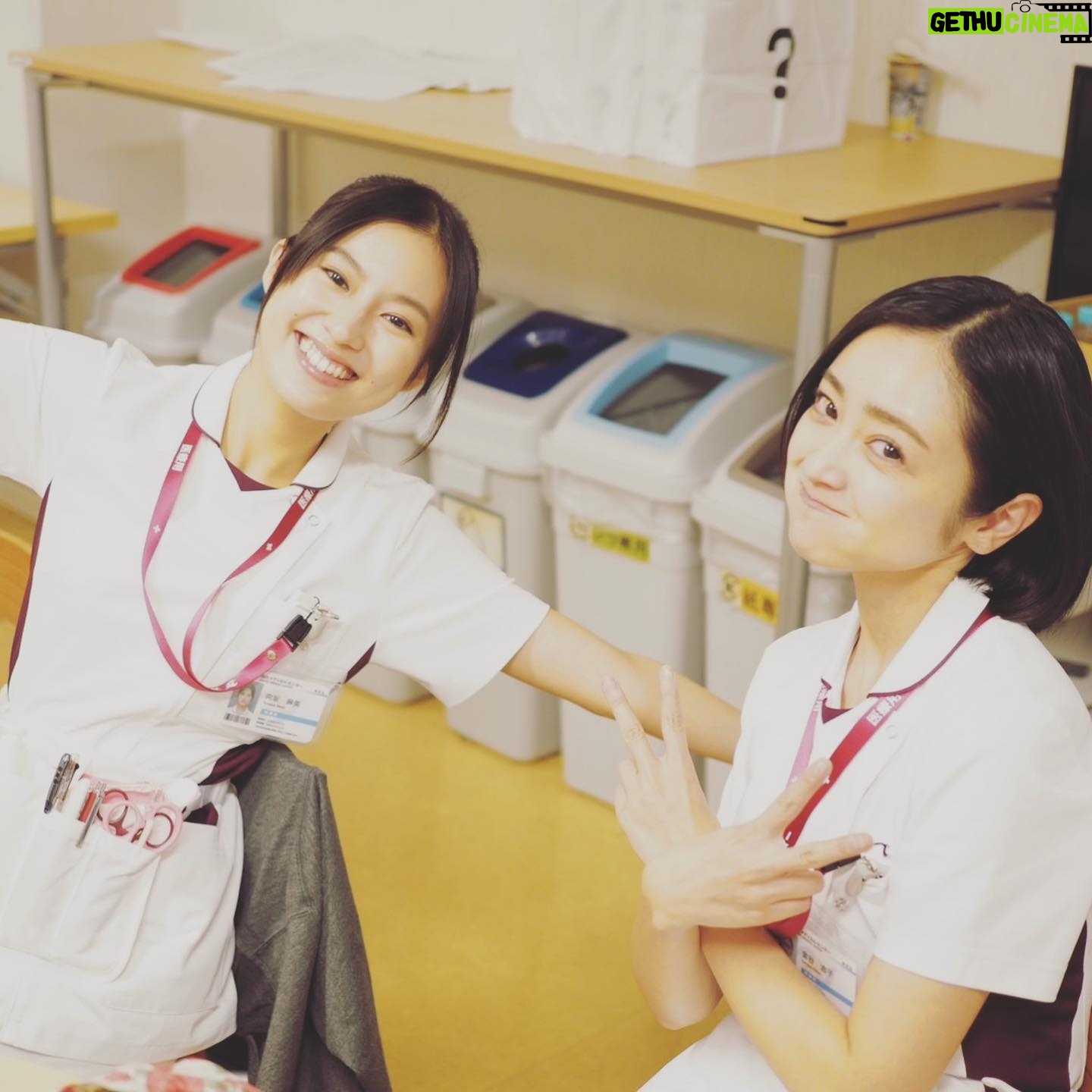 Yumi Adachi Instagram - ♡♡♡ #ザトラベルナース @thetravelnurse_ex いよいよ最終回!今夜21時から! 本当に笑顔が絶えない現場で、幸せだった❤️