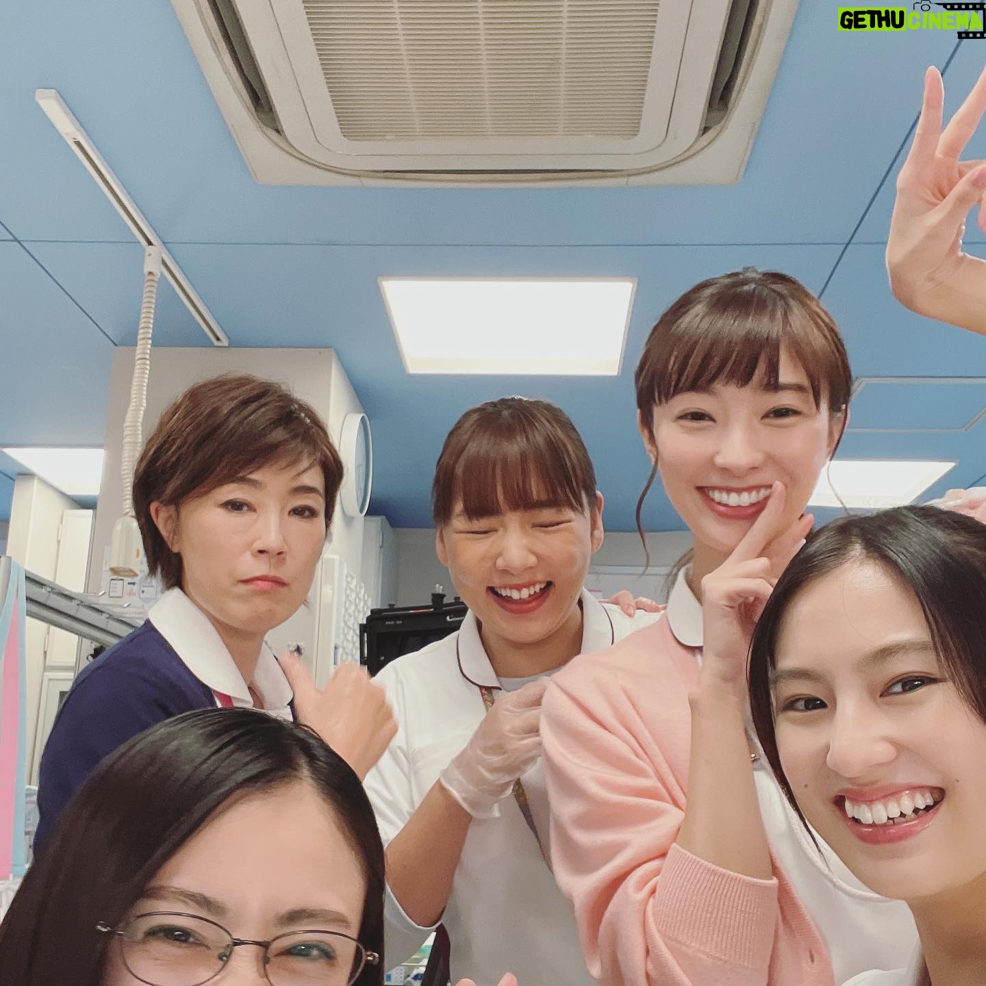 Yumi Adachi Instagram - ♡♡♡ #ザトラベルナース @thetravelnurse_ex いよいよ最終回!今夜21時から! 本当に笑顔が絶えない現場で、幸せだった❤️