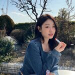 Yuna Kim Instagram – 11년째 쓰는 디올 립밤의 NEW컬러 #061포피코랄 😘  #디올어딕트 #디올립글로우 #디올립밤