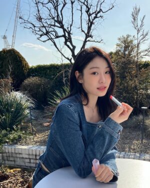 Yuna Kim Instagram - 11년째 쓰는 디올 립밤의 NEW컬러 #061포피코랄 😘  #디올어딕트 #디올립글로우 #디올립밤