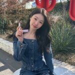 Yuna Kim Instagram – 11년째 쓰는 디올 립밤의 NEW컬러 #061포피코랄 😘  #디올어딕트 #디올립글로우 #디올립밤