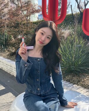 Yuna Kim Instagram - 11년째 쓰는 디올 립밤의 NEW컬러 #061포피코랄 😘  #디올어딕트 #디올립글로우 #디올립밤