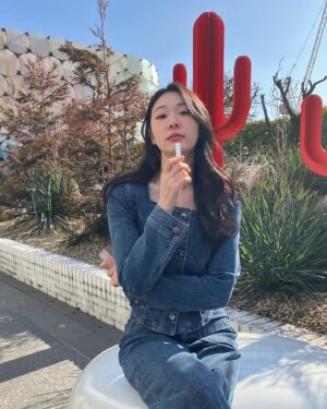 Yuna Kim Instagram - 11년째 쓰는 디올 립밤의 NEW컬러 #061포피코랄 😘  #디올어딕트 #디올립글로우 #디올립밤