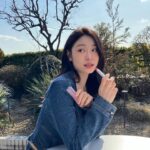 Yuna Kim Instagram - 11년째 쓰는 디올 립밤의 NEW컬러 #061포피코랄 😘 #디올어딕트 #디올립글로우 #디올립밤