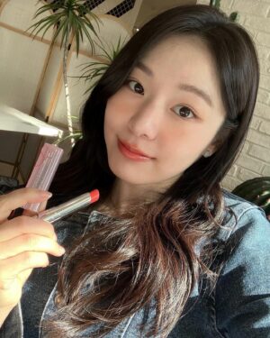 Yuna Kim Instagram - 11년째 쓰는 디올 립밤의 NEW컬러 #061포피코랄 😘  #디올어딕트 #디올립글로우 #디올립밤