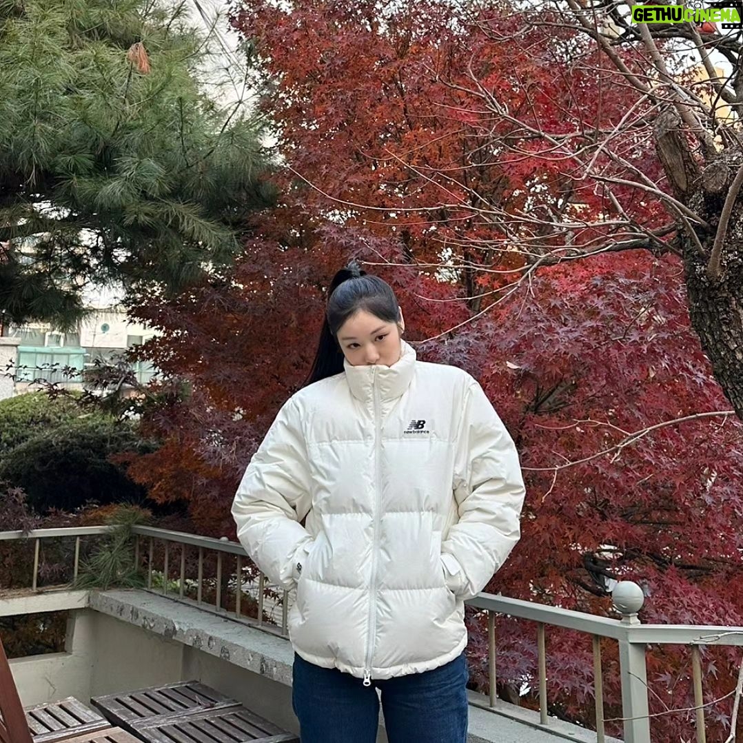 Yuna Kim Instagram - 따숩❄️❤️ #뉴발란스 #액티브다운 #숏패딩 #뉴발란스패딩 그나마 좀 덜 뿌연가🙄🫣 사진좀잘찍어주쇼🤷♀️ㅋㅋ
