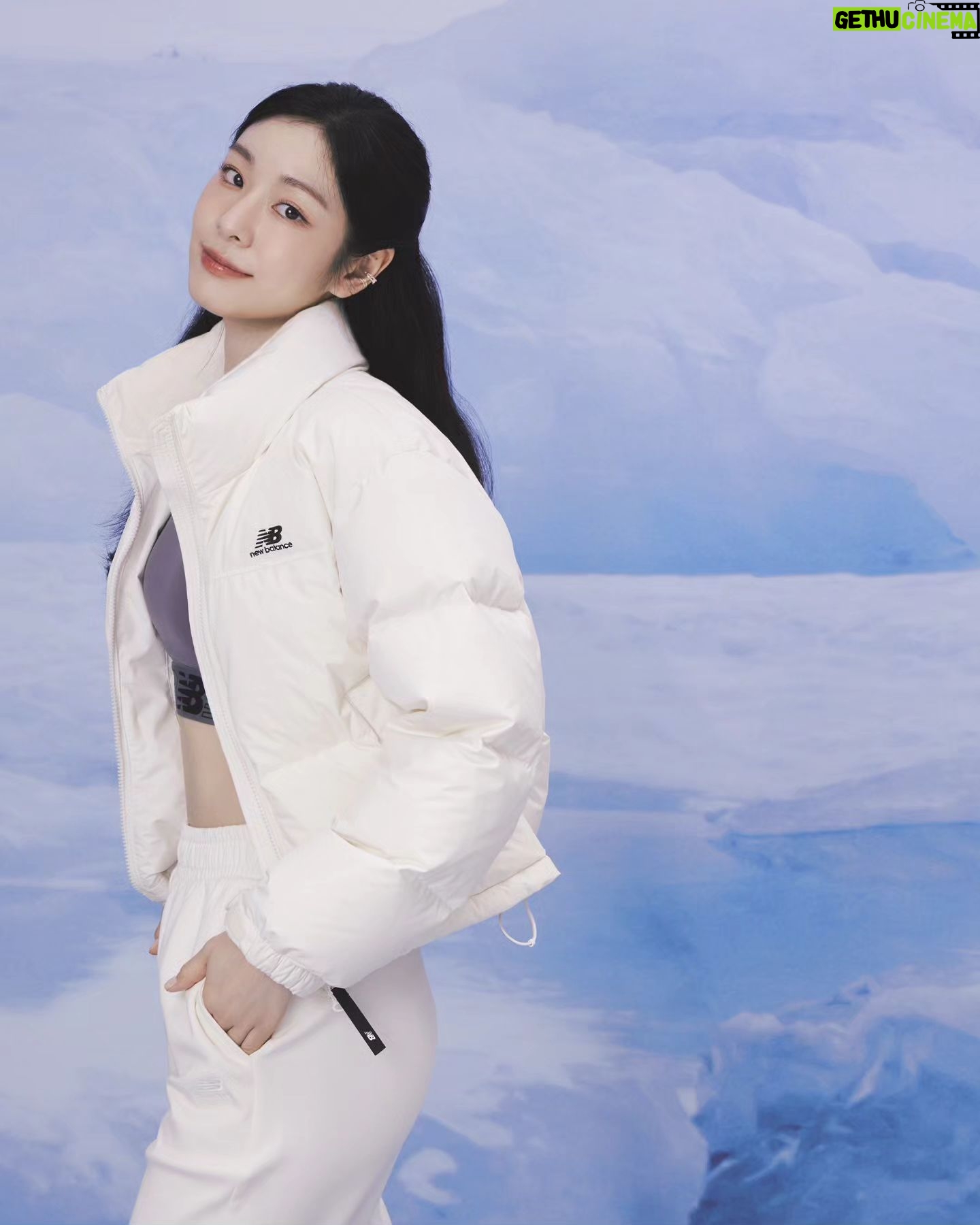 Yuna Kim Instagram - 겨울준비❄️☃️ #뉴발란스다운 #뉴발란스경량다운 #뉴발란스액티브다운 #연아다운 #경량패딩 #숏패딩