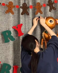 Yuna Kim Instagram - 올해도 수고많으신 산타하부지들🎅 빈자리 꽉꽉 채워준 고마운 사람들과🙆‍♀️ 음식은 역시 남이 해준게 젤맛😃 *사실 그(조카가 만든 땀촌🫡)도 함께 했음ㅋㅋㅋ