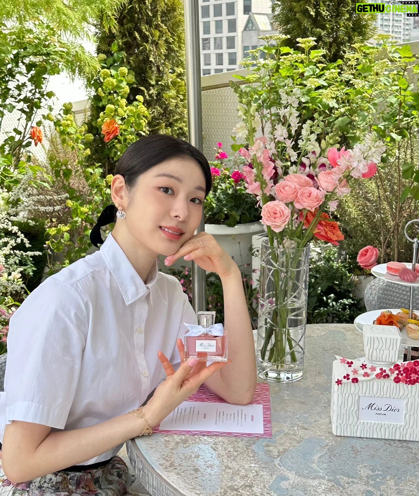 Yuna Kim Instagram - NEW 미스디올 퍼퓸🎀 #디올향수 #미스디올 #미스디올퍼퓸 #MISSDIOR #LOVEOUTLOUD #MISSDIORPARFUM @dior