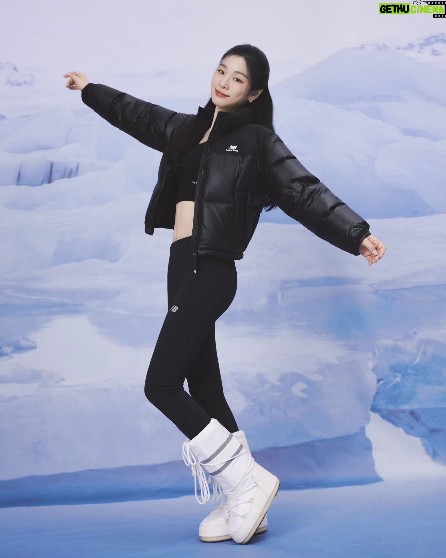 Yuna Kim Instagram - 겨울준비❄️☃️ #뉴발란스다운 #뉴발란스경량다운 #뉴발란스액티브다운 #연아다운 #경량패딩 #숏패딩