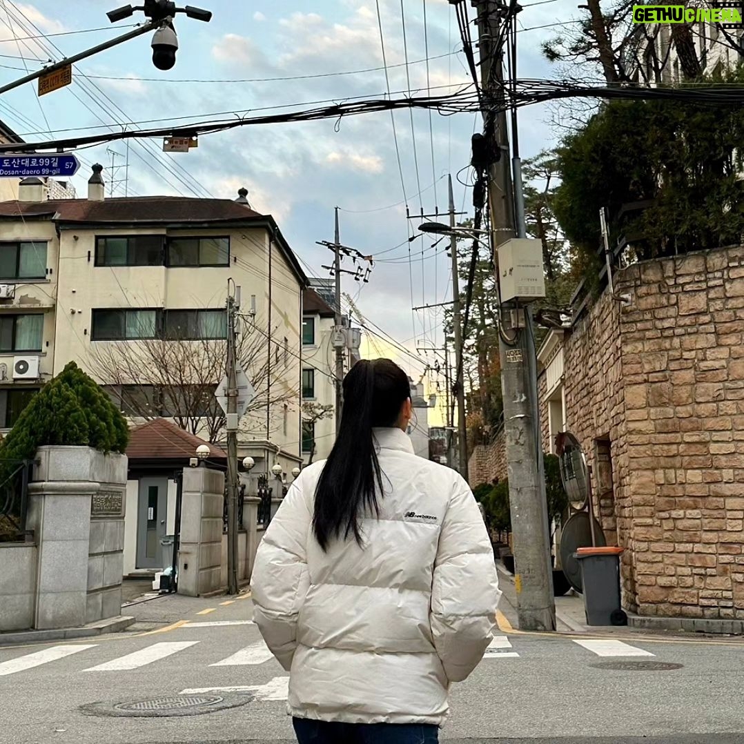 Yuna Kim Instagram - 따숩❄️❤️ #뉴발란스 #액티브다운 #숏패딩 #뉴발란스패딩 그나마 좀 덜 뿌연가🙄🫣 사진좀잘찍어주쇼🤷♀️ㅋㅋ