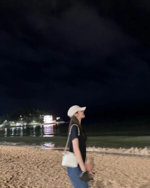 Yuna Kim Instagram - 바다다다다 🌊 여름안녕👋