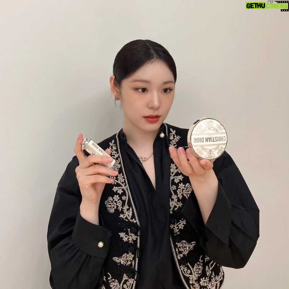 Yuna Kim Instagram - ✨️Happy Holidays✨️ #디올홀리데이2023 #디올홀리데이룩 #디올홀리데이컬렉션 #DIORHOLIDAY #DREAMINDIOR