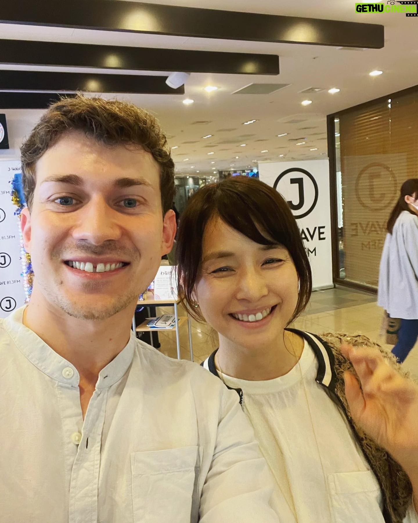 Yuriko Ishida Instagram - 私がクラシックギターに出会ったのは今からおよそ5年前。 映画🎬「マチネの終わりに」。 ティボーは自分自身の名前と同じ天才ギタリスト役で出演してくれました。 クラシックギターは本当に 弾く人によって驚くほど音が違う。 本当にびっくりするほど、その人自身の音になる楽器なのです。 ティボーの音は言葉では言い表すことのできないほどのキラキラした希望を感じる音なのです。 そしてその表現力には、どうしてこの若さでこんなにも、心の機微を音に込められるのだろうと 感嘆するばかり。 とにかく私はクラシックギターに夢中になり、 そしていまも夢中です。 そしてこの六月、 コロナ禍で 2回も来日公演が見送られてきたティボーが 四年ぶりに日本にやってきました。 昨日は富ヶ谷のハクジュホールでコンサートがあり、本当に素晴らしかった… 写真は私の不定期ラジオ J-WAVE lily’s toneの収録のときのものです。 はい、そうなんです。 次のゲストはティボーです。 生演奏もしてくれました。7/2オンエアです😆👏🏻 そして 最後に 明日は大阪の泉ホールで コンサートだそうです。 今回の来日公演のラストです。 関西方面の方、ぜひ👏🏻👏🏻 #マチネの終わりに #thibautgarcia #lily’s tone