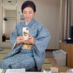 Yuriko Ishida Instagram - NHK 2024年の春からの 連続テレビ小説「虎に翼」。 スタジオ撮影にどっぷりの日々です。 写真は楽屋にて、素敵なお着物を記録。 私が演じるのは、猪爪はる、という名前の 主人公寅子(ともこ、と読みますが みんなトラちゃんと呼びます🐯)のお母さんです。 猪爪家のセットは、ここで暮らしてみたいと思うほど細部にわたり素敵で、 私は特に台所とサンルームが好きです。 いえ、玄関もリビングも、ダイニングもどこも、 戦前の昭和初期の時代の美しさを感じます。 私が演じるはるさんは料理をするシーンも多々あり、胃袋を掴まれるような美味しそうな香りに包まれて、食事の支度をするシーンを撮っています。 沙莉ちゃんはじめ、素晴らしい出演者の皆さんと 力を合わせて、長丁場頑張ります。　 どうぞお楽しみに。。まだ先ですけど…😊😊🐯 #虎に翼🐯