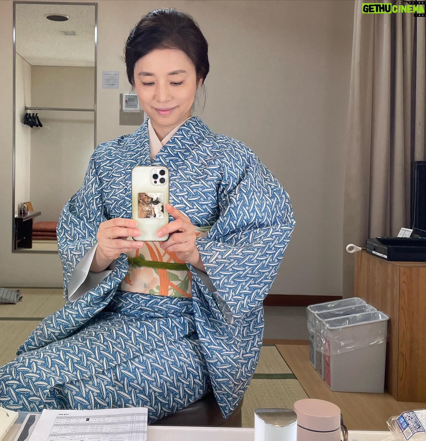 Yuriko Ishida Instagram - NHK 2024年の春からの 連続テレビ小説「虎に翼」。 スタジオ撮影にどっぷりの日々です。 写真は楽屋にて、素敵なお着物を記録。 私が演じるのは、猪爪はる、という名前の 主人公寅子(ともこ、と読みますが みんなトラちゃんと呼びます🐯)のお母さんです。 猪爪家のセットは、ここで暮らしてみたいと思うほど細部にわたり素敵で、 私は特に台所とサンルームが好きです。 いえ、玄関もリビングも、ダイニングもどこも、 戦前の昭和初期の時代の美しさを感じます。 私が演じるはるさんは料理をするシーンも多々あり、胃袋を掴まれるような美味しそうな香りに包まれて、食事の支度をするシーンを撮っています。 沙莉ちゃんはじめ、素晴らしい出演者の皆さんと 力を合わせて、長丁場頑張ります。 どうぞお楽しみに。。まだ先ですけど…😊😊🐯 #虎に翼🐯