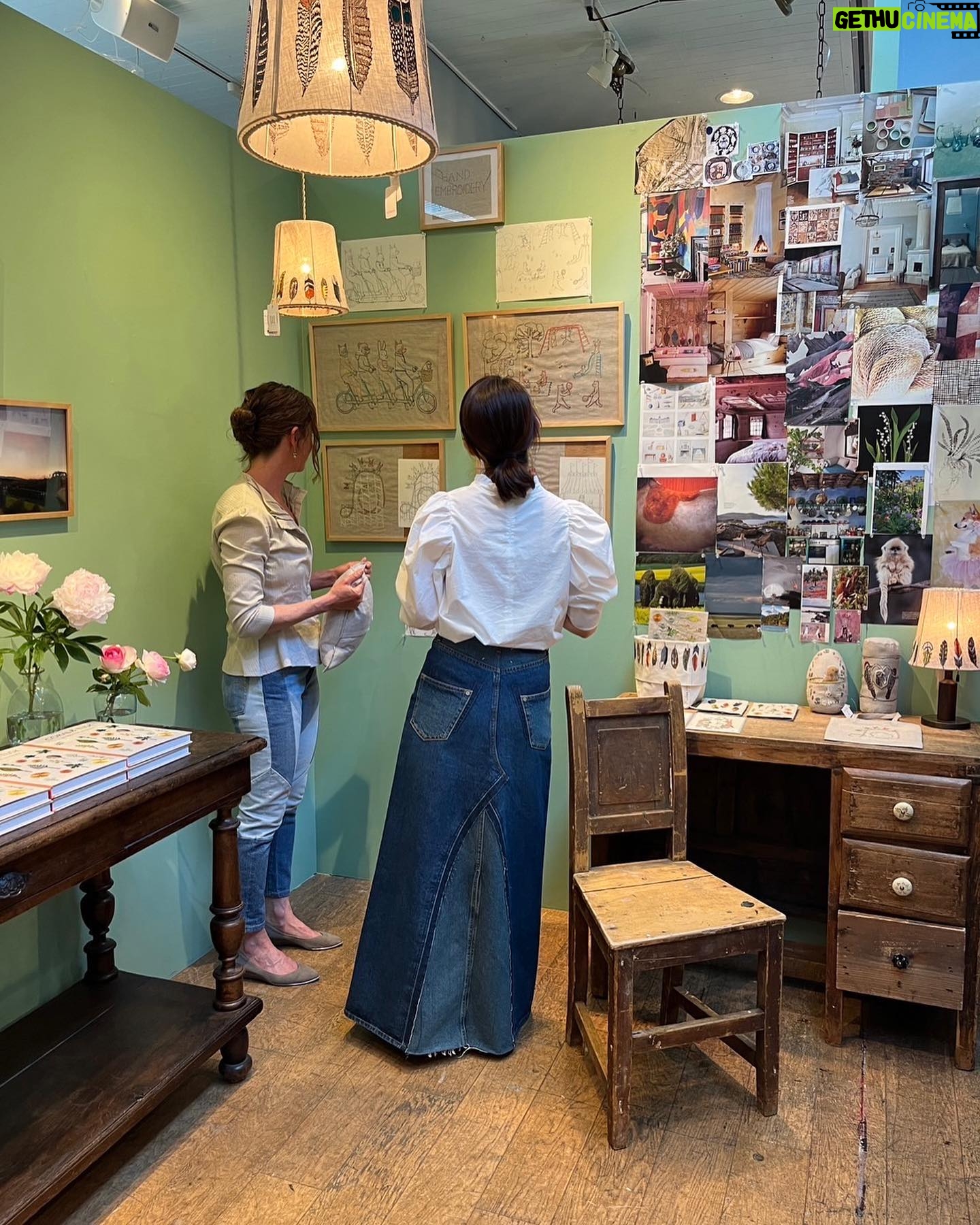Yuriko Ishida Instagram - coral & tusk @coralandtusk のデザイナー ステファニーと。 本日2023.5.5は やっとやっと直接お会いする ことができた,幸せな日。 コーラルandタスクの15周年、そしてそれを記念したステファニーの素晴らしい本の出版を記念したイベントが 表参道のH.P DECO にて 5/12まで開催されています。 本の中には、まだどこにも話してない秘密の?コラボレーションのお知らせもあります。 でもまだそれを世の中に出せるのは数ヶ月後になるかと思いますが…お楽しみにしていてください。とにかく、ステファニーから放たれるまっすぐで明るくて力強いパワーが本当に好きです。👏🏻👏🏻👏🏻 明日は大阪でイベントがあるそうです。関西方面の皆様、是非お出かけください。 #coralandtusk