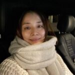 Yuriko Ishida Instagram - 明日は大晦日。 この時期特有の、しん、とした清らかな空気のたちこめる東京です。 昨晩オンエアの イギリスでのドキュメンタリー番組を 観てくださり、沢山の感想を頂き 本当にありがとうございます。 制作総指揮の山田あかねさんは、 一緒に、ハナコプロジェクト @hanako_project を運営しているいわば 同志であり、人生の先輩でもあり。 とにかくあかねさんの行動力、取材力、体力‼️ どれも感服しております。 私は何年も前から、イギリス🇬🇧がどれだけ動物愛護先進国か、というのを聞いていたので、 とにかくその現場を見たくて仕方がありませんでした。 そして、その憧れのイギリスで、体験したこと、見てきたこと、出会った皆さん。 何もかもが、日本にとっての指針でもあり目標でもあり、羨望でもありました。 日本にはまだまだ多くの課題があり だけど、これだけ多くの皆さんが 動物たちと暮らし、彼らから愛を受け取り 幸せに暮らしているのですから 必ずやいろんなことをイギリスのように 変えて行けるはずなのです。 ポテンシャルは絶対に高いはずなんです。 みんなで変えていきましょう。 そんなことを熱く思う 2023年のラスト前の夜です。 石田ゆり子 #石田ゆり子世界の犬と猫を抱きしめる #山田あかねさん @aka720