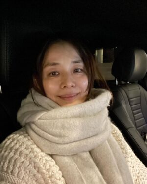 Yuriko Ishida Instagram - 明日は大晦日。
この時期特有の、しん、とした清らかな空気のたちこめる東京です。

昨晩オンエアの
イギリスでのドキュメンタリー番組を
観てくださり、沢山の感想を頂き
本当にありがとうございます。
制作総指揮の山田あかねさんは、
一緒に、ハナコプロジェクト
@hanako_project を運営しているいわば
同志であり、人生の先輩でもあり。
とにかくあかねさんの行動力、取材力、体力‼️
どれも感服しております。
私は何年も前から、イギリス🇬🇧がどれだけ動物愛護先進国か、というのを聞いていたので、
とにかくその現場を見たくて仕方がありませんでした。
そして、その憧れのイギリスで、体験したこと、見てきたこと、出会った皆さん。
何もかもが、日本にとっての指針でもあり目標でもあり、羨望でもありました。
日本にはまだまだ多くの課題があり
だけど、これだけ多くの皆さんが
動物たちと暮らし、彼らから愛を受け取り
幸せに暮らしているのですから
必ずやいろんなことをイギリスのように
変えて行けるはずなのです。
ポテンシャルは絶対に高いはずなんです。
みんなで変えていきましょう。
そんなことを熱く思う
2023年のラスト前の夜です。
石田ゆり子

#石田ゆり子世界の犬と猫を抱きしめる 
#山田あかねさん
@aka720