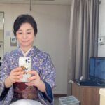Yuriko Ishida Instagram - NHK 2024年の春からの 連続テレビ小説「虎に翼」。 スタジオ撮影にどっぷりの日々です。 写真は楽屋にて、素敵なお着物を記録。 私が演じるのは、猪爪はる、という名前の 主人公寅子(ともこ、と読みますが みんなトラちゃんと呼びます🐯)のお母さんです。 猪爪家のセットは、ここで暮らしてみたいと思うほど細部にわたり素敵で、 私は特に台所とサンルームが好きです。 いえ、玄関もリビングも、ダイニングもどこも、 戦前の昭和初期の時代の美しさを感じます。 私が演じるはるさんは料理をするシーンも多々あり、胃袋を掴まれるような美味しそうな香りに包まれて、食事の支度をするシーンを撮っています。 沙莉ちゃんはじめ、素晴らしい出演者の皆さんと 力を合わせて、長丁場頑張ります。　 どうぞお楽しみに。。まだ先ですけど…😊😊🐯 #虎に翼🐯