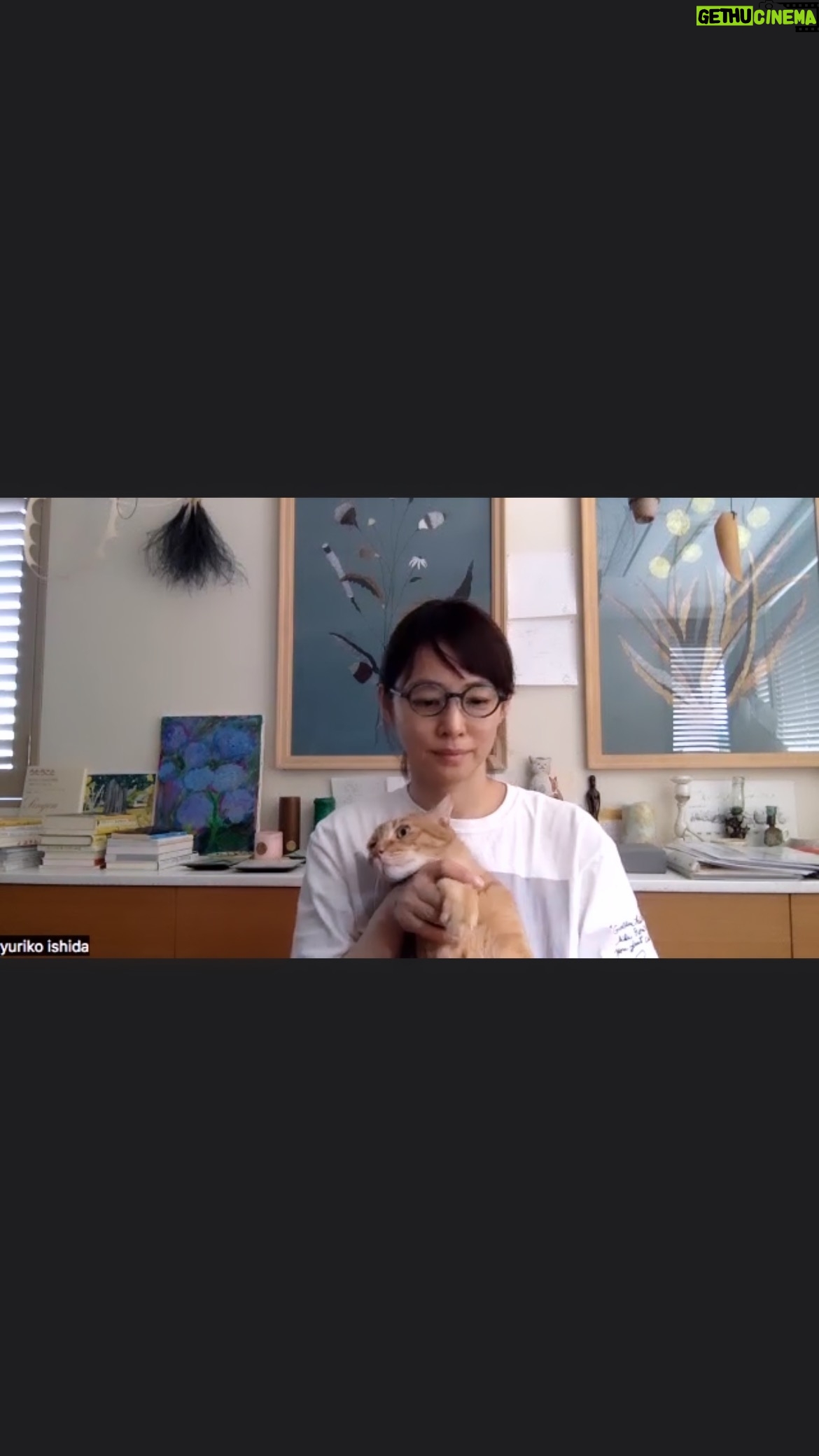 Yuriko Ishida Instagram - フランス語レッスン。 猫と一緒で集中できるのか、けしからん!との声も聞こえてきます😭🐈が 毎回、2時間のレッスンのあとに、ハニオを連れてきてその日の主なフレーズを記録しています。 下手でもいいんです。継続することが大切なのだ!そして少しずつ上手になっていく過程… うん、そのはず。そのはず! #ハニオとフランス語レッスン
