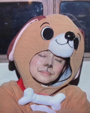 Yuriko Ishida Instagram - とりあえず初めての
犬役🐶でした。
寅子の妄想の中の「猪爪家劇場」
はるさんはいつも、とんでもない役で登場。
🐶実はメイクさんは、当初、顔には何も描かずにいたのですが、私自ら犬メイクを施しました。犬って口がこうなってて、鼻がこうなってて❗️と力説するワタシを、石田さんいいんですか？！とわらいながら見守るメイクの倉本さん😊👏🏻
楽しかったなぁ。
三枚目は、疲れて居眠りする🐶犬…。
それにしても
猪爪家、最高ですね。
#虎に翼
#トラつばメイキング