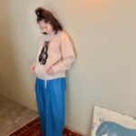 Yuriko Ishida Instagram - ブチコがセーターになった。 ブチコは私のことが嫌いらしい 理由はたぶん、すぐ抱っこしたり、触ったりするからだとおもう(自覚あり) 遊びに行っても、私の顔を見て逃げてゆく。 でもセーターになったら、逃げられない。 ふふふのふ