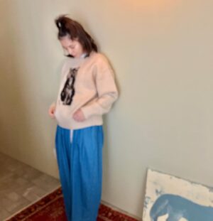 Yuriko Ishida Instagram - ブチコがセーターになった。
ブチコは私のことが嫌いらしい
理由はたぶん、すぐ抱っこしたり、触ったりするからだとおもう(自覚あり)
遊びに行っても、私の顔を見て逃げてゆく。
でもセーターになったら、逃げられない。
ふふふのふ