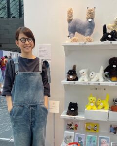 Yuriko Ishida Instagram - 開催6日目にしてやっと行けた、ほぼ日の「生活のたのしみ展2023」なんなんでしょうねぇ…みんなで集うことの喜び、 買う人も，売る人も、ただ見てるだけの人もなんだか楽しくなっちゃうお祭り的イベントです。ほぼ日というチームが私は大好きで、いつも、準社員，みたいな気持ちでいます，勝手に…👀😭👏🏻 今年は、生活のたのしみ大賞の審査員でもありまして、石田ゆり子賞は @gyunyuya さんの猫のぬいぐるみたちです。 触っちゃいけないと書かれてたのでこんな感じで見てました。触りたかったけど、なんとか我慢しました👀🐈👏🏻 生活のたのしみ展2023は明日が最終日です！ 皆さんもぜひ❗️ #生活のたのしみ展 2023 #牛乳屋さんのぬいぐるみ