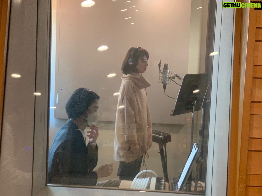 Yuriko Ishida Instagram - あの日のわたし。 大橋トリオさんの細やかで繊細なディレクションを受けつつ、はじめてのレコーディングをした日からおよそ一年が経ちました。 大橋トリオさんのことを トリオちゃんと呼べるくらいな和やかさが今はあります。いや,もちろん今も 細かい指示は飛んできますが、わたしはもう怖くない(本当か!?) そしてなんと、私, 畏れ多くも 明日開催される 大橋トリオさんの15周年記念コンサートに lilyとして少しだけ参加することになりました。 こんな日が来るなんて あの日のわたしに想像できただろうか… 東京国際フォーラムAホールって…あの巨大な…😭👏🏻 緊張してます。すでに。 だけどこんな素敵な体験、楽しむしかありません。 トリオ様 バンドの皆様 スタッフの皆様 どうぞよろしくお願いします。 #大橋トリオ15周年記念ライブ