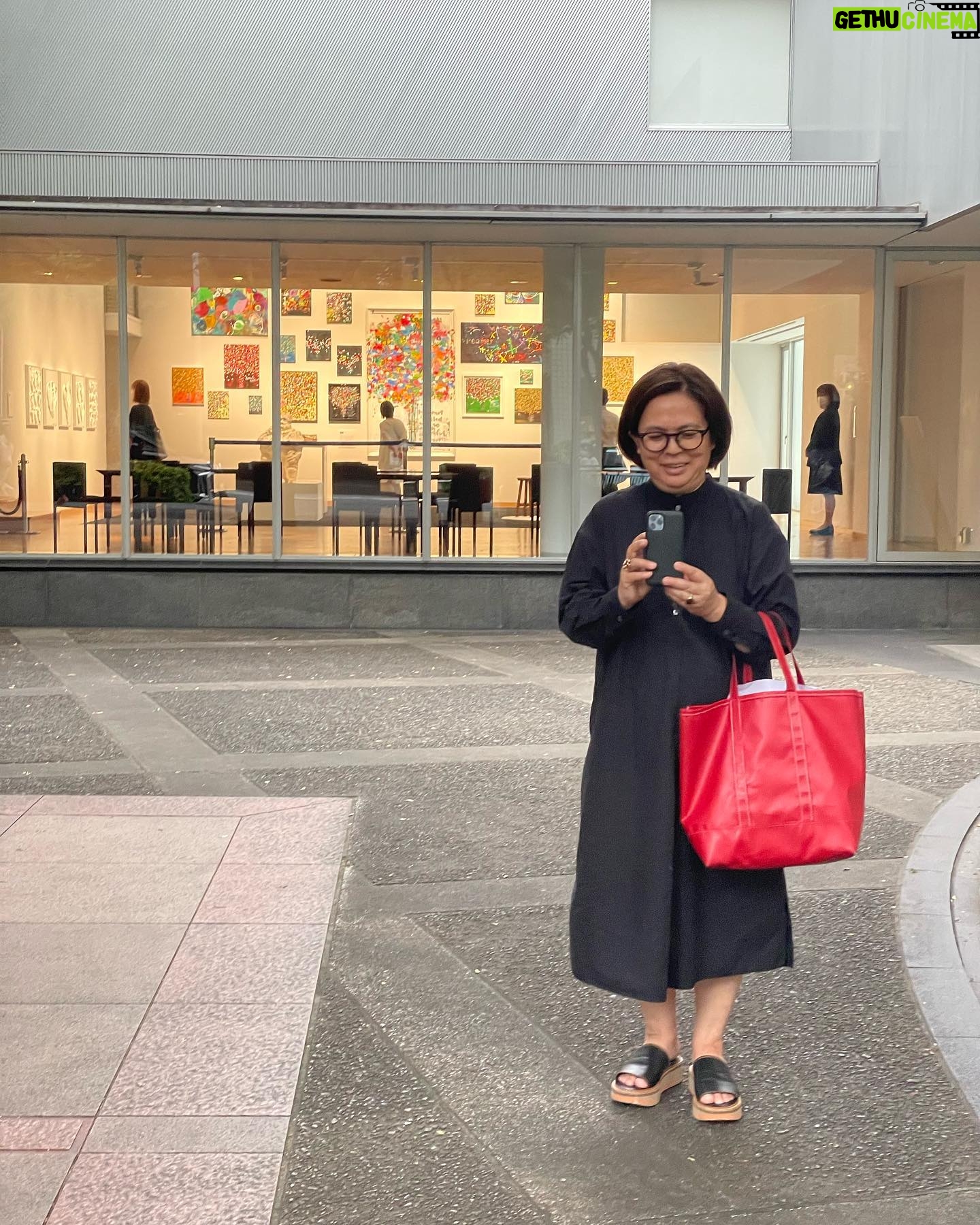 Yuriko Ishida Instagram - 待ち合わせの瞬間 お互いにお互いの写真を 撮り合う人たちは 世の中にきっと沢山いるんだろうな。 朝子さんの佇まいがとても素敵だったので 撮影していたら 朝子さんも私を撮ってくれた。 もうすぐニューヨークに 戻ってしまう朝子さん。 ニューヨークが恋しいと言いながら日本はやはりいい、としみじみ語る。控えめで物静かで、 物腰の美しい朝子さん。 しーゆーすーん。 次はブルックリンで会いたいな。 #上野朝子さん #待ち合わせ