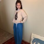 Yuriko Ishida Instagram - ブチコがセーターになった。 ブチコは私のことが嫌いらしい 理由はたぶん、すぐ抱っこしたり、触ったりするからだとおもう(自覚あり) 遊びに行っても、私の顔を見て逃げてゆく。 でもセーターになったら、逃げられない。 ふふふのふ