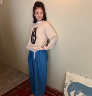 Yuriko Ishida Instagram - ブチコがセーターになった。
ブチコは私のことが嫌いらしい
理由はたぶん、すぐ抱っこしたり、触ったりするからだとおもう(自覚あり)
遊びに行っても、私の顔を見て逃げてゆく。
でもセーターになったら、逃げられない。
ふふふのふ