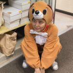 Yuriko Ishida Instagram - とりあえず初めての 犬役🐶でした。 寅子の妄想の中の「猪爪家劇場」 はるさんはいつも、とんでもない役で登場。 🐶実はメイクさんは、当初、顔には何も描かずにいたのですが、私自ら犬メイクを施しました。犬って口がこうなってて、鼻がこうなってて❗️と力説するワタシを、石田さんいいんですか？！とわらいながら見守るメイクの倉本さん😊👏🏻 楽しかったなぁ。 三枚目は、疲れて居眠りする🐶犬…。 それにしても 猪爪家、最高ですね。 #虎に翼 #トラつばメイキング