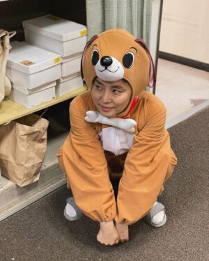 Yuriko Ishida Instagram - とりあえず初めての
犬役🐶でした。
寅子の妄想の中の「猪爪家劇場」
はるさんはいつも、とんでもない役で登場。
🐶実はメイクさんは、当初、顔には何も描かずにいたのですが、私自ら犬メイクを施しました。犬って口がこうなってて、鼻がこうなってて❗️と力説するワタシを、石田さんいいんですか？！とわらいながら見守るメイクの倉本さん😊👏🏻
楽しかったなぁ。
三枚目は、疲れて居眠りする🐶犬…。
それにしても
猪爪家、最高ですね。
#虎に翼
#トラつばメイキング